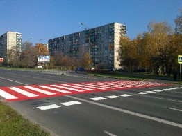 Przejście dla pieszych wykonane z masy chemoutwardzalnej barwy czerwonej na al. Korfantego przy skrzyżowaniu z ul. Skłodowskiej