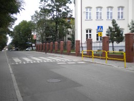 Wyniesione przejście dla pieszych na ul. Sienkiewicza przy ZSO Nr 11